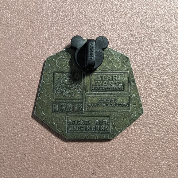 Star Wars Galaxy's Edge Savi's Workshop Power & Control Pin - Picture 4 of 6